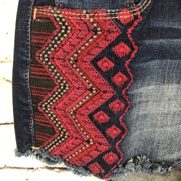 Express raw edge denim jean shorts - Picture 2 of 5